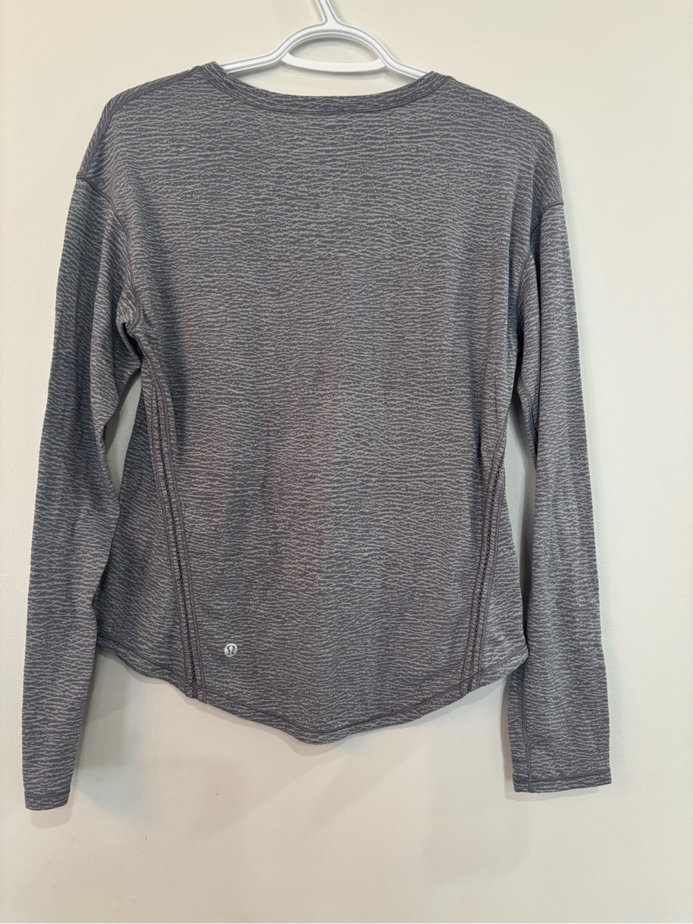 Lululemon long sleeve very lightweight not form fitting. I’d say a bit loose.